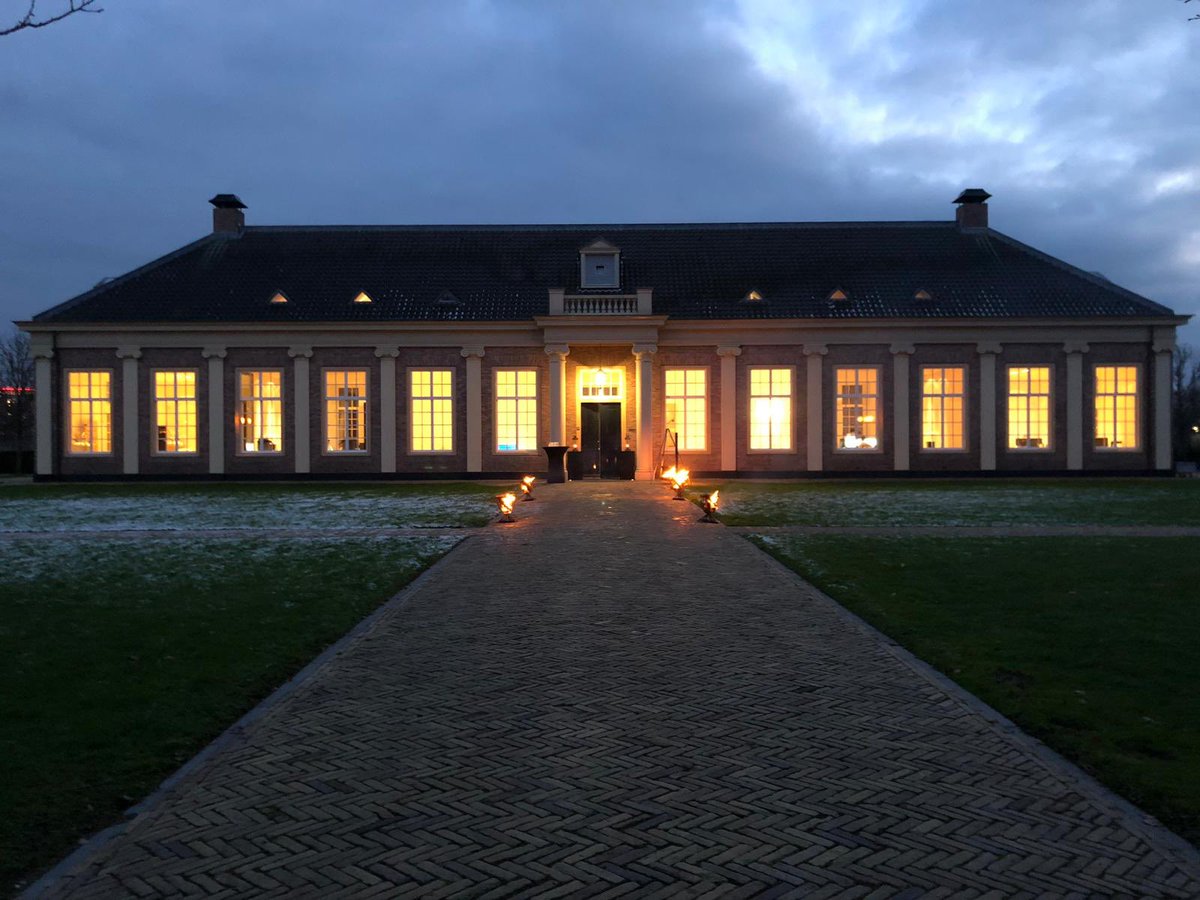 ReneRogaar's tweet photo. Samen met alle collega’s onze kerst bijeenkomst gevierd! In eigen pand, hoe gaaf! #fidessolutions #charlesdickens https://t.co/mf6XoiG5H2