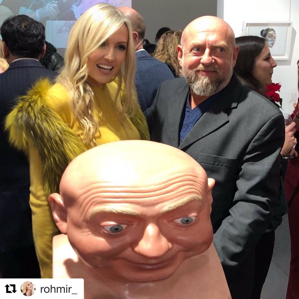 humphreyssculpt's tweet photo. Fabulous to meet Olga Roh  @RohmirOR at ‘Beyond Reality’ @OperaGallery -now showing until the 28th December https://t.co/4ghjRFTeca #beyondreality #johnhumphreyssculpture https://t.co/kk8yXRF2UD