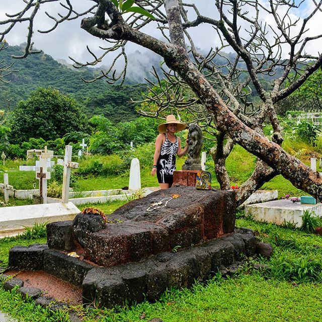sail_allday's tweet photo. Paul Gauguin's (1848-1903) grave site in Nuku Hiva, Marquesas. #sailing #allday #marquesas #pacificpuddlejump #paulgauguin https://t.co/OoPLEuNHaP https://t.co/BCvDjT6o6W