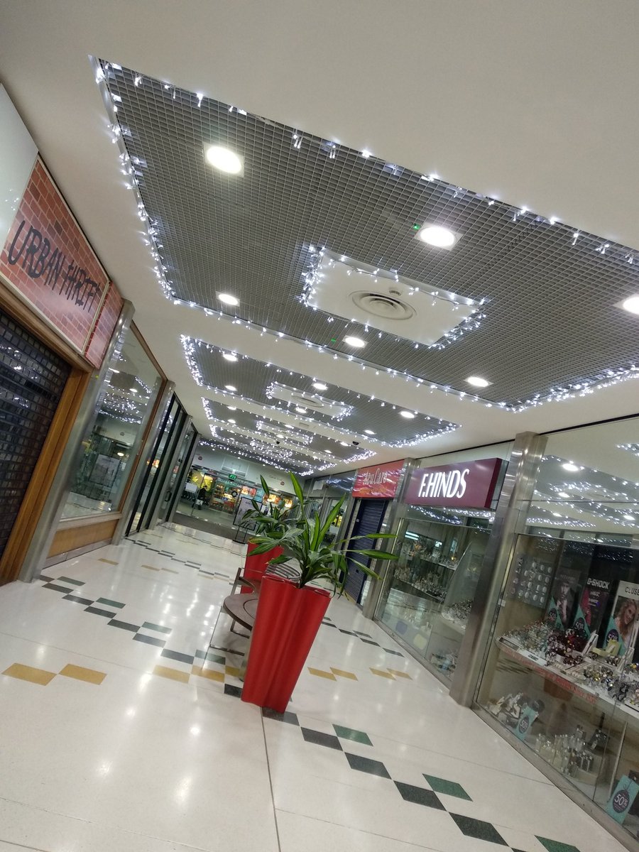 PositiveSwindon's tweet photo. Are you off "in to town" today for some #christmasshopping @Brunelswindon 🛍️ 🎁 💝 🎄 #swindon https://t.co/sbBfGG9aQ6 https://t.co/lCOlNpDoFl