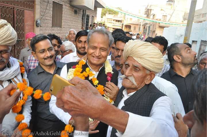 झुंझुनूं जिले के प्रभारी के रूप में वहां भी पार्टी द्वारा निर्देशित धरने प्रदर्शन में शामिल रहा
#ChetanDudiForCabinetMinister
<a href="/RahulGandhi/">Rahul Gandhi</a> <a href="/ashokgehlot51/">Ashok Gehlot</a> <a href="/ahmedpatel/">Ahmed Patel Memorial</a>  <a href="/SachinPilot/">Sachin Pilot</a> <a href="/kcvenugopalmp/">K C Venugopal</a> <a href="/avinashpandeinc/">Avinash Pande</a> <a href="/qazinizamuddin/">Qazi Nizamuddin</a> <a href="/JitendraINC/">𝐉𝐈𝐓𝐄𝐍𝐃𝐑𝐀 𝐌𝐄𝐄𝐍𝐀</a>