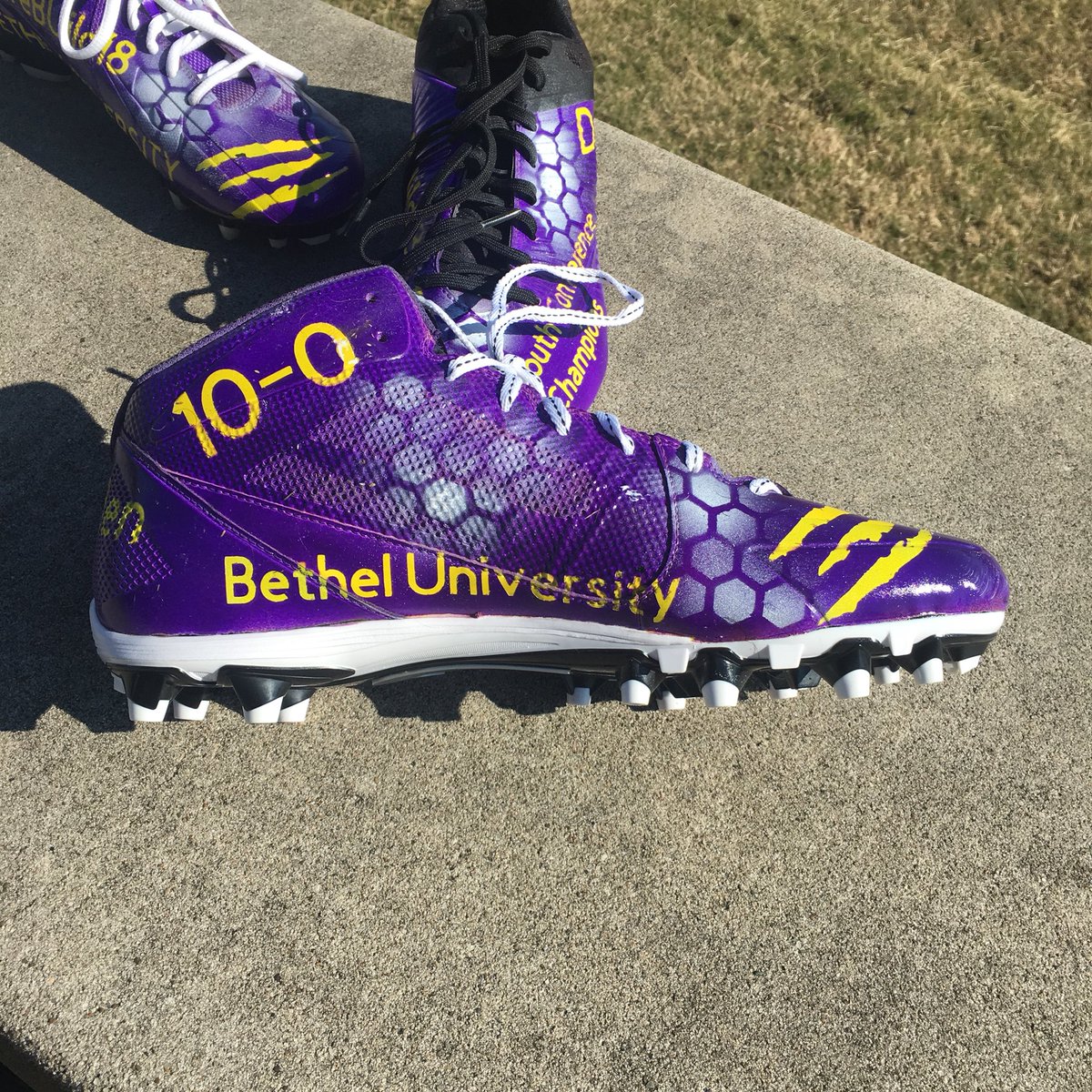 ab_customss's tweet photo. Custom bethel football cleats I made for some seniors. #10-0 #midsouthconfrencechampions #NAIAFootball #champions #reBUild18 https://t.co/tV2EQqbiRX