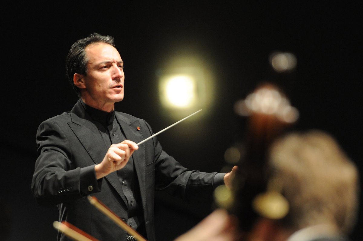 RobertHugill's tweet photo. WNO debut: Damian Iorio (@IorioConductor) on conducting The Magic Flute at @WNOtweet, conducting @MKCityOrchestra and more. My interview
https://t.co/H0sXsy3NP1 https://t.co/mShW7MygaE