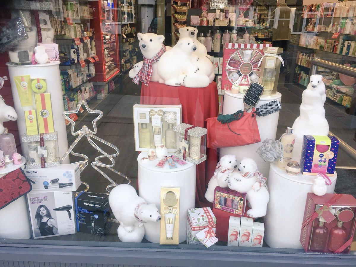 CarterChemist's tweet photo. Very proud to receive the Best Christmas Window Award from @northwoodresidentsassociation. Please drop by to see our polar bears  in the window!!
#christmaswindow  #northwoodindependentpharmacies #northwood #supportyourlocalpharmacy https://t.co/G6Sm1QhvU6