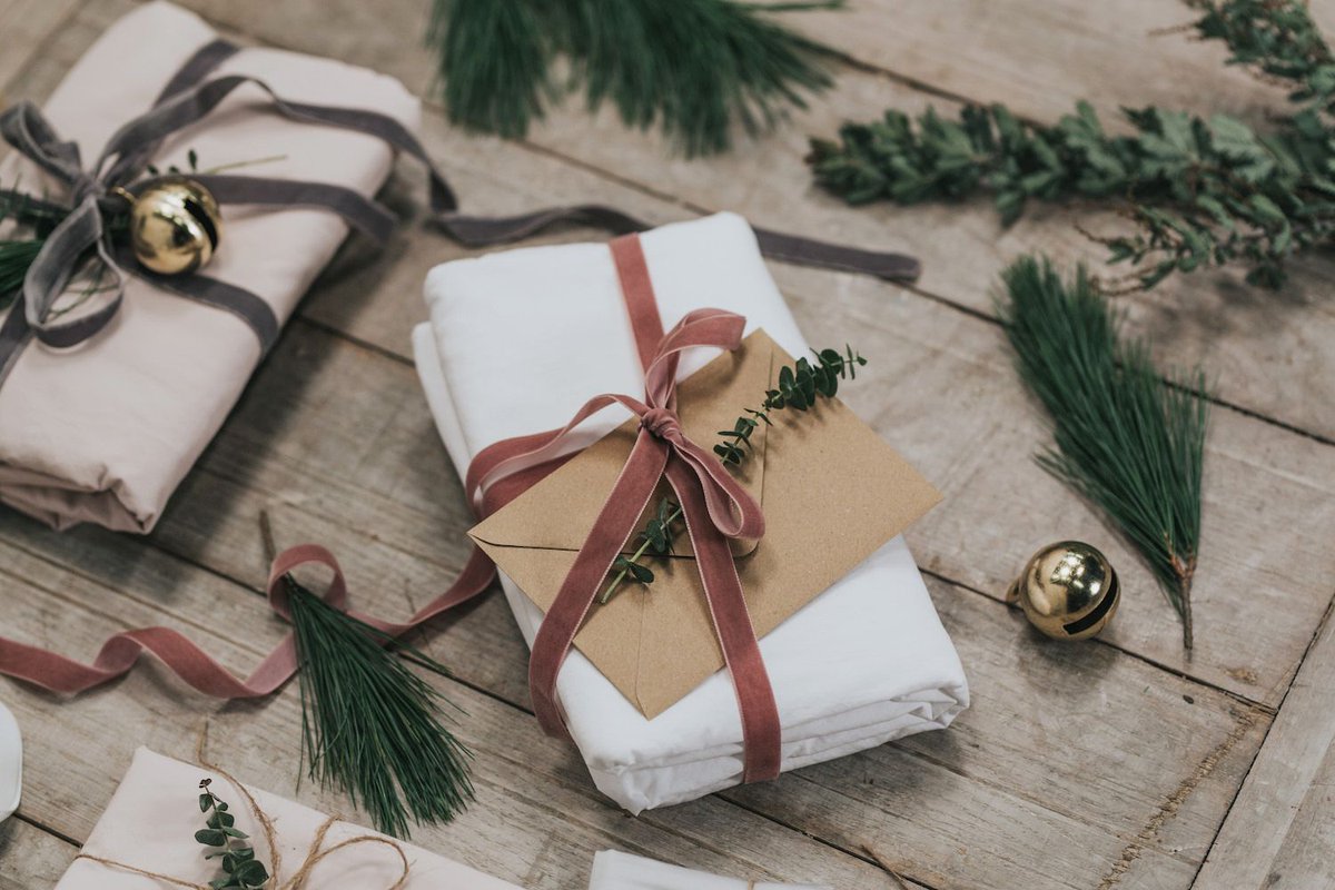 bedfolkhq's tweet photo. Doing some last minute Christmas shopping this weekend? Wrap up your gift list with our ridiculously comfortable bedding. Order by midnight on Thursday 20th to get your bedding on time! https://t.co/EMDGF3sq1q https://t.co/s0yFYtSYSY