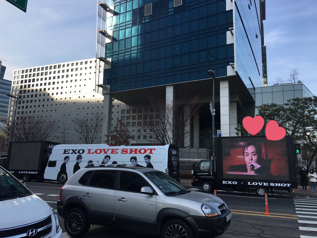 Ixiu99's tweet photo. 멀리서부터 들리는 러브샷 듣고 후다닥 뛰어갔다>.< 큰 화면으로 엑소보니까 더 감동🤧🤧 오빠보러 왔다가 버스보니까 선물받는 기분이라 행복했다🥰 이제 내일 만나자😚👋🏻
#EXO #LOVESHOT #EXO_LOVESHOT_인증샷_이벤트 #XIUMIN https://t.co/SNPVHvbsil