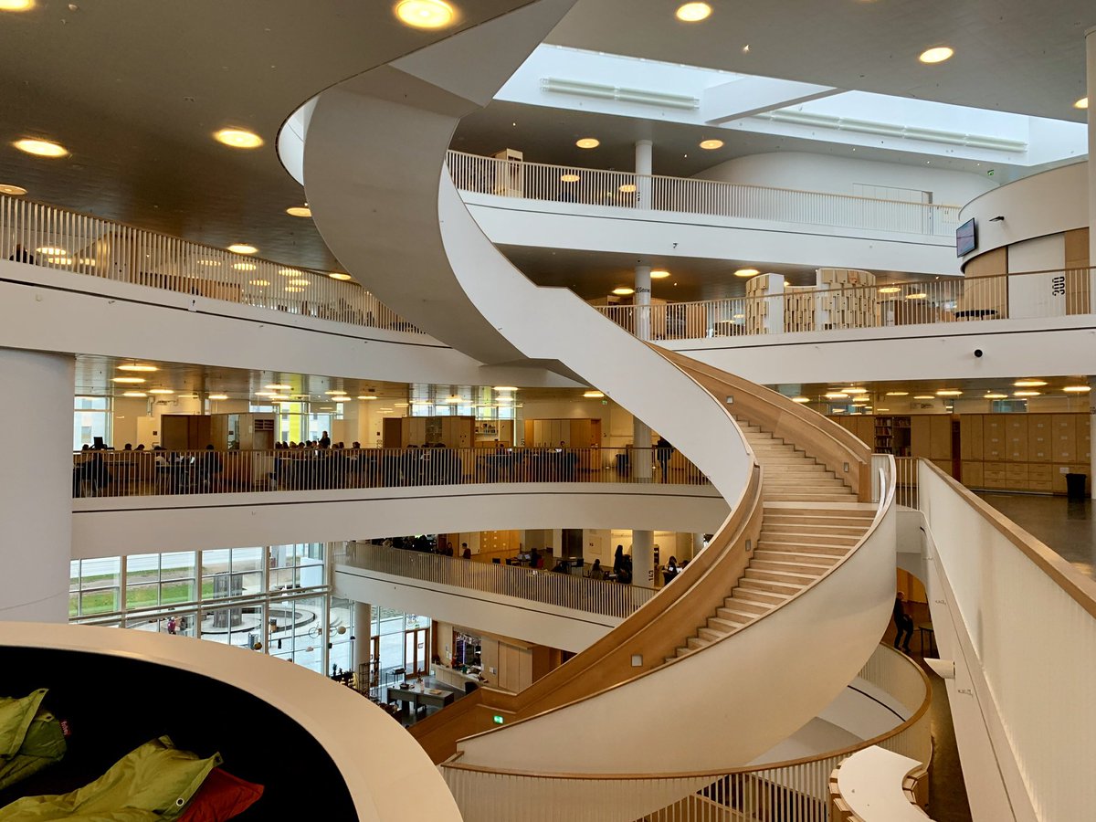 f_kesseler's tweet photo. Am Ørestad-Gymnasium in #Kopenhagen ist die Benutzung von iPads nicht gestattet. Grund hierfür ist ein veraltetes universitäres Lernkonzept. 

#Schule #DigitaleBildung #NoiPad #Schoolvisit #Dänemark #Architektur https://t.co/gxDDkan7Ep