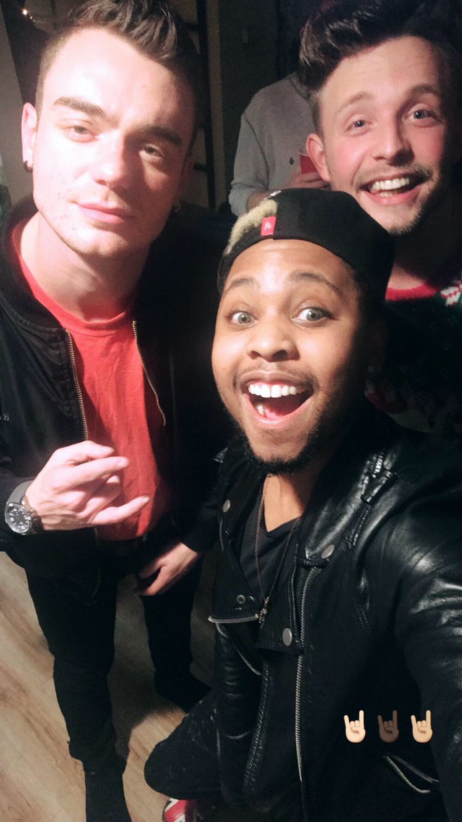 theworldofjer's tweet photo. Happy Holidays 🤘🏻🤘🏿🤘🏼 https://t.co/Osi7Bg48SP