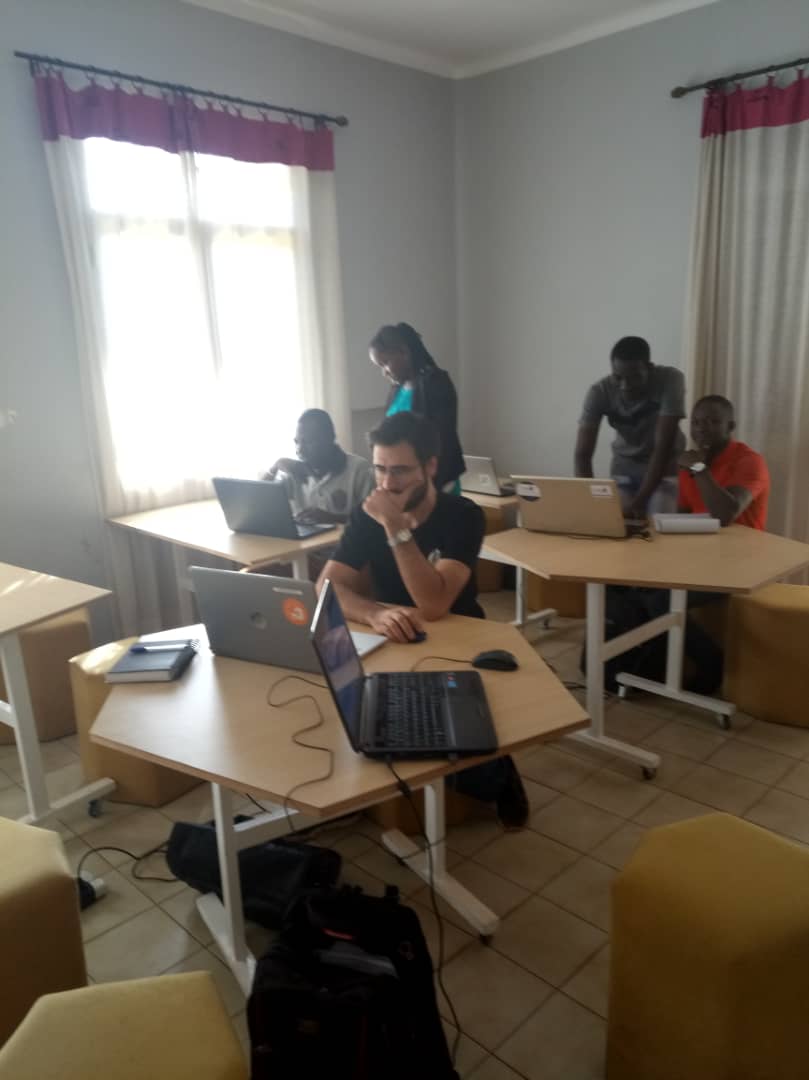 ritasoma95's tweet photo. Début du #Mappathon de la communauté @OSM_BF en collaboration avec des jeunes cartographes à #Madrid passionnés de #cartographie_numérique.
Installation des participants à #La_Ruche #Ouaga #Burkina https://t.co/khMJC2gVSs