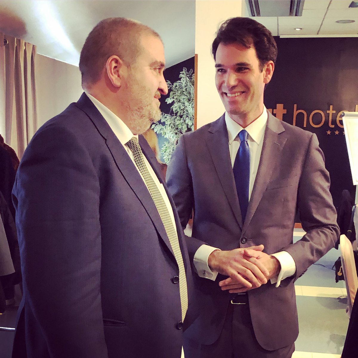 AugeRealEstate's tweet photo. Moments per comentar alguns temes importants abans de la #ConvencioAuge2018 #AugeRealEstate #AugeGrup https://t.co/mbRjcilX73