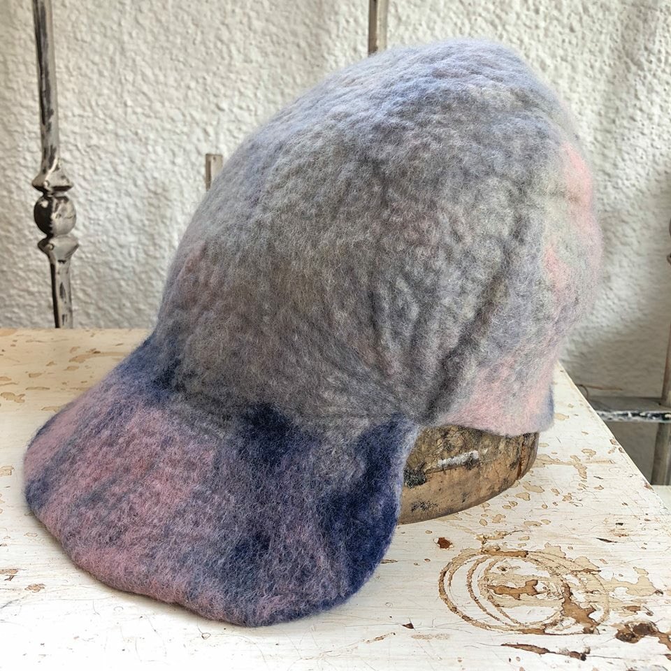 Teyneyfelt 帽子コース 上級 での皆さんの作品です レッスンでは型紙作りから行います ベレー帽は 作ったご本人にとてもお似合いでした つば付き帽子は かぶり方や角度で印象が変わり色々楽しめそうです 羊毛フェルト の帽子は 軽くて暖かい