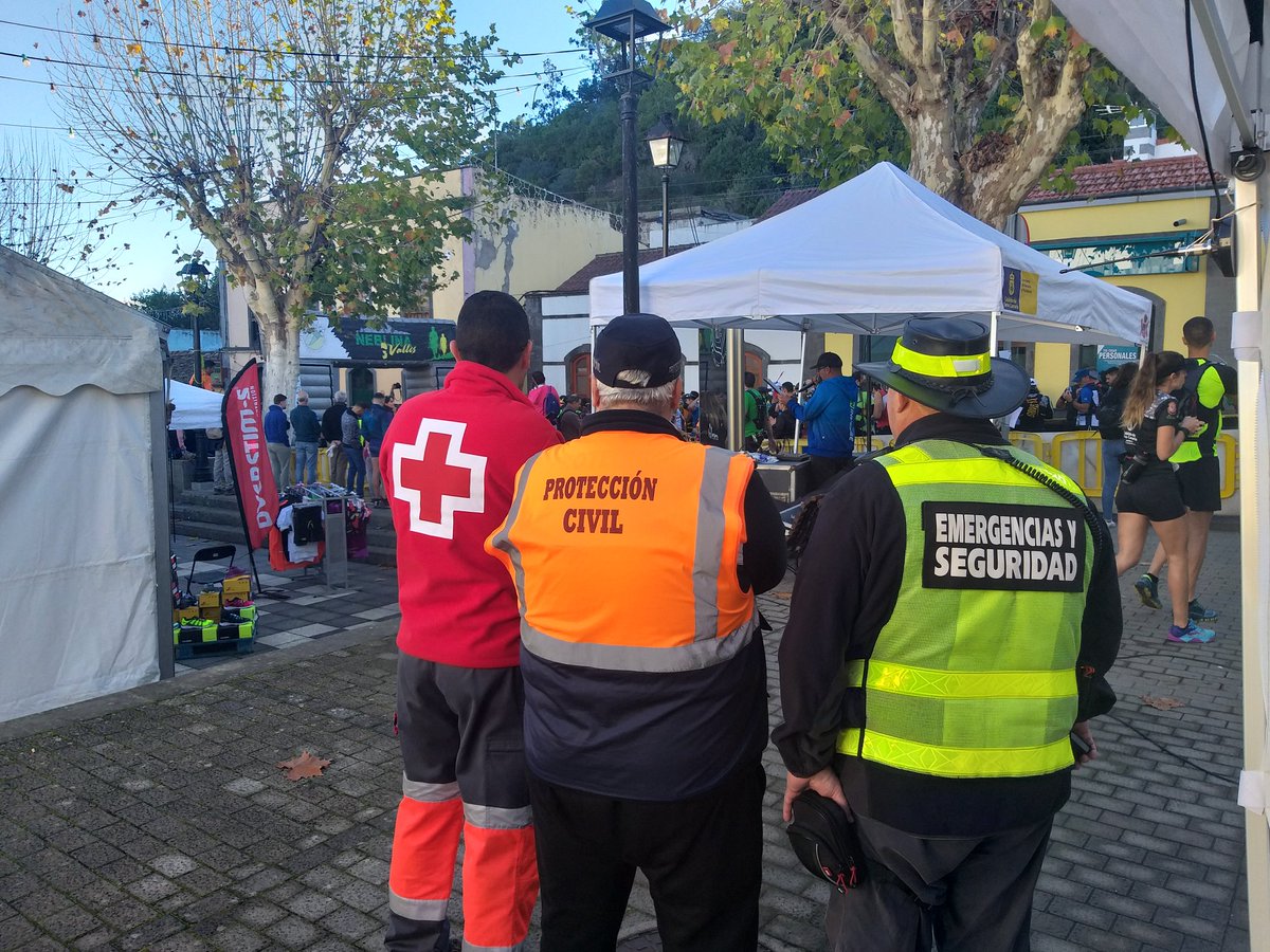 PcVallesecoGC's tweet photo. Dispositivo de seguridad de la prueba deportiva de montaña la V Neblina Tres Valles Trail en el municipio de Valleseco: @pclaaldea, @PcIngenio,  #PCSanMateo, #PCMoya, @PcVallesecoGC, @CONSULTORASEGEM, #PLValleseco, @CruzRojaLP https://t.co/VjS0814TGr