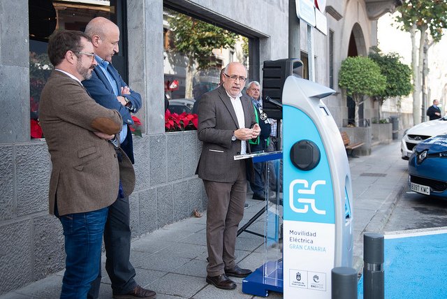 GranCanariaDes's tweet photo. El @GranCanariaCab ha culminado la instalación de la Red de Recarga para Vehículos Eléctricos en 17 municipios para que los usuarios tengan la tranquilidad de poder dar la vuelta a la isla con puntos de recarga a su disposición, ya que están separados por un máximo de 42 Km. https://t.co/4WAqzPKGrg