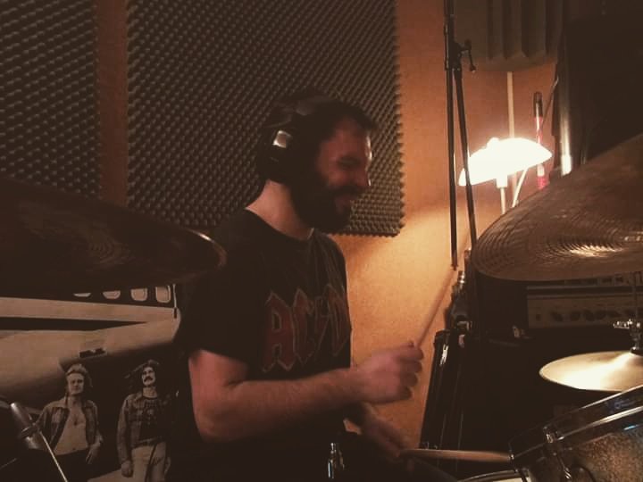 ¡Tenemos novedades! Tras varios meses componiendo hemos comenzado a grabar lo que será nuestra próxima obra. De momento hemos empezado ya con las baterías y suena realmente bien, pronto podréis escuchar algún tema adelanto. Stay tuned!