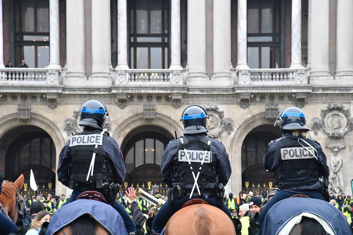 Interieur_Gouv's tweet photo. #15décembre Les brigades équestres de la @prefpolice sont présentes à #Paris pour la sécurisation des rassemblements et au besoin disperser et interpeller les manifestants en cas de trouble. https://t.co/ZBDWnO9jEd