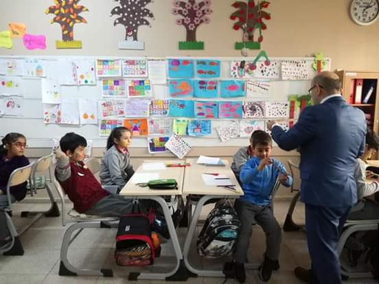 İlçe Milli Eğitim Müdürü Yüksel AKAR sınıf ve okul ziyaretlerine devam ediyor...
Derslerini farklı  yöntem ve tekniklerle işleyen öğretmenlerimizin sınıflarında var olmak adına Yenibagarasi Nadire Sanlı İlkokulu ve Şehit Yarbay Mesut Ortaokulu ziyaret edildi.