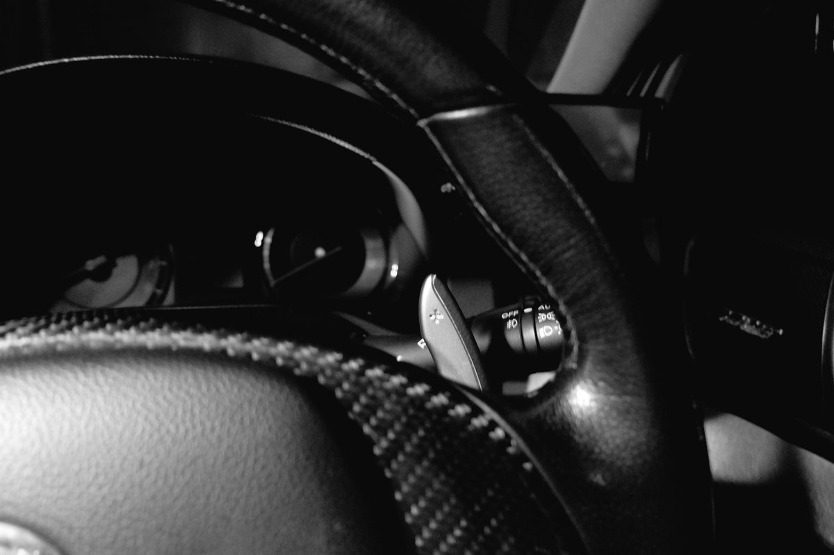 Yusa Yusa Loves Car 世界一カッコいいパドルシフト と評されるスカイラインv36パドルシフトご紹介 素材はマグネシウム 手が触れるとこには本革を巻く 現在も最新車種へ流用されておりgtr35 V37などに採用されている 日本の物作り 日産の拘りが