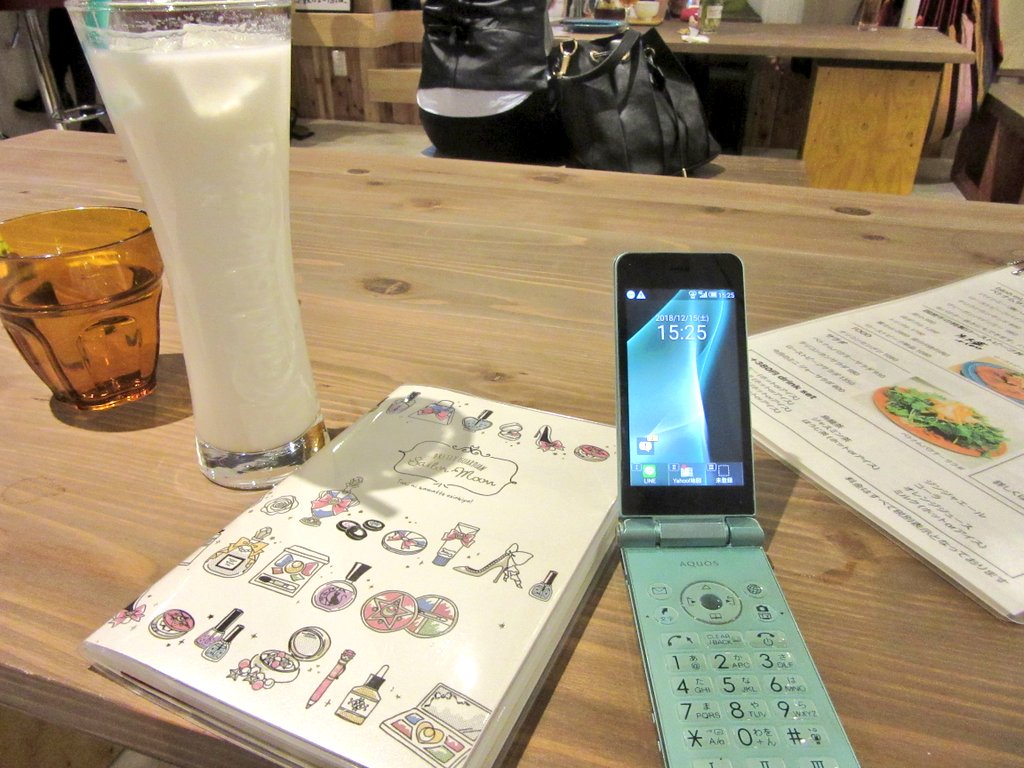 Uzivatel 忍足 おしだり みかん エッセイ発売中 Na Twitteru スマホからガラケーに帰ってこれた私の話 エッセイ エッセイ本出します 忍足みかん 都会で原稿を書くのはちょっと落ち着かなかったです スマホうつ スマホ依存 スマホ ガラケー ガラホ