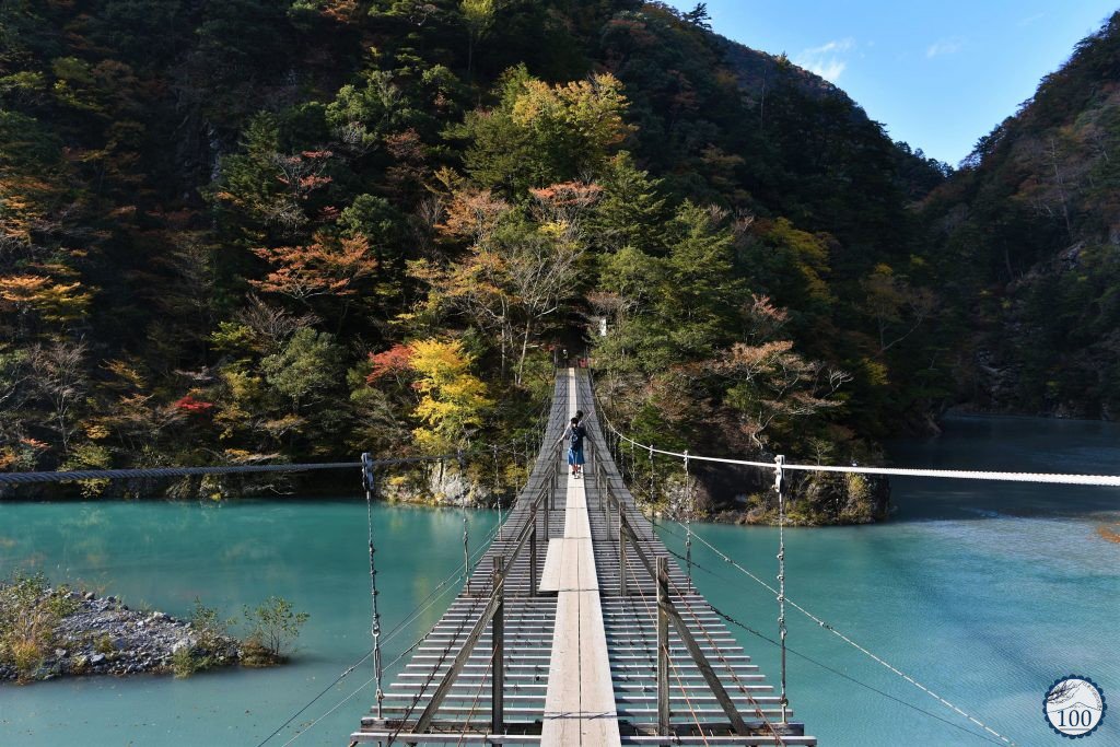 Nipp0n100's tweet photo. [Nouvel article] 🏔🍁🌲Randonnée à couper le souffle pour découvrir le pont des rêves, Yume-no-tsuribashi, qui s'élance au-dessus d'une étrange eau bleu... -> https://t.co/5maR094yWq https://t.co/mXv8qDIQOQ