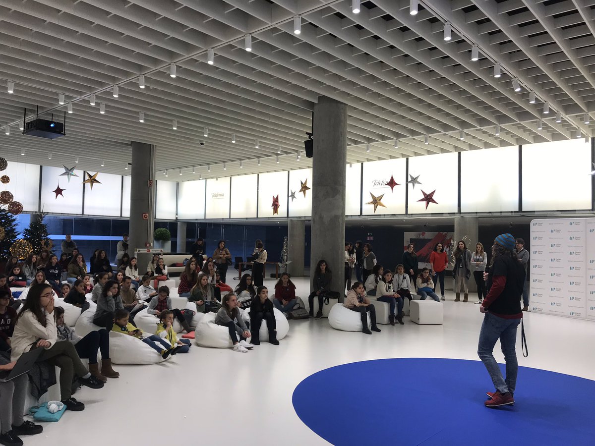 Telefonica's tweet photo. Nuestro CDO @chemaalonso da la bienvenida a las futuras cracks que seguro trabajarán “para que la tecnología sea mejor y cambiar el mundo” #GirlsInpireTech18 https://t.co/UT7DsMIz33