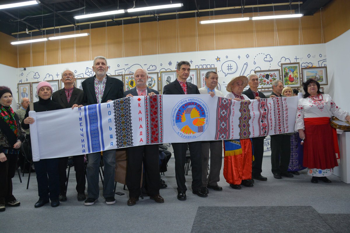 mediaprostir's tweet photo. Mediaprostir відкрилася виставка вишиваних портретів Тараса Шевченка. На ній продемонстрували і 12-метровий рушник єднання "Цвіт вишиванки". На цьому рушнику відображені вишивки з усіх областей України, а також з країн, де поширена українська діаспора
https://t.co/D0pXtZIMgK https://t.co/BxZG2IZXMZ