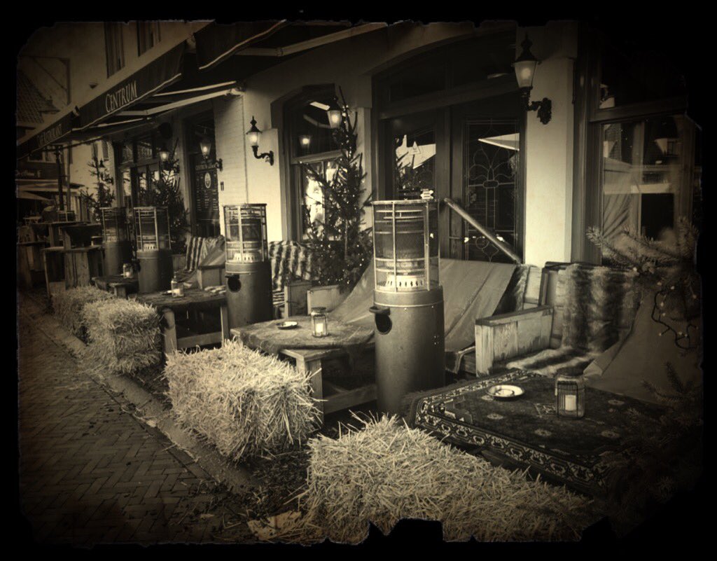 Nog een paar uur te gaan, dan barst het Dickens festijn los.. koud gekregen kom gezellig langs voor een beker glühwein, beker choco-rum of een kop snert.

Wij zijn er klaar voor en wensen iedereen heel veel plezier #dickensfestijn #lemmer #scarletstreet #sherlockholmes #aanrader