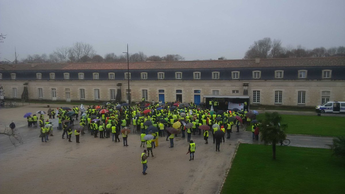 davidbriand17's tweet photo. 250 gilets jaunes devant la Corderie royale de Rochefort pour la manifestation départementale. https://t.co/Fl7KYVKP6S