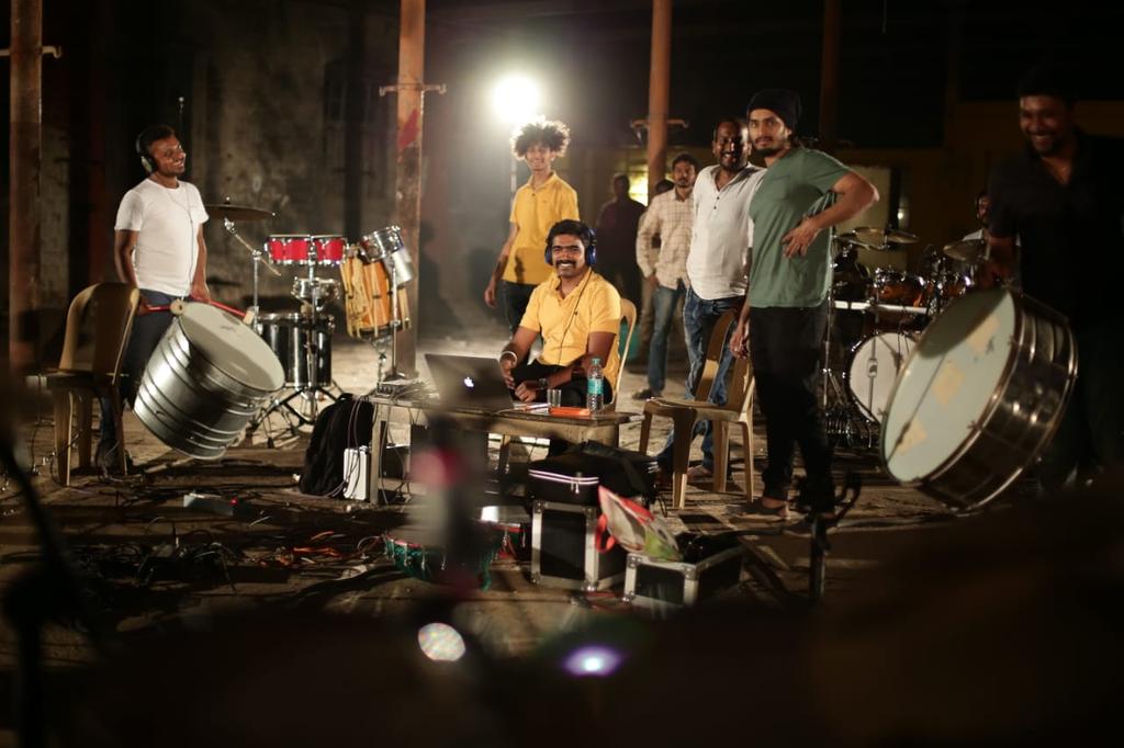 johnmediamanagr's tweet photo. Background score of #KGF Took 18 hours for 15 drummers to get the beats.
#6DaysToKGF #KGFDec21
@SrinidhiShetty7 @prashanth_neel @bhuvangowda84 @BasrurRavi @hombalefilms @VKiragandur @VishalKOfficial @Karthik1423 @LahariMusic @arun_8778
Trailer Link: https://t.co/4AARv4k29O https://t.co/2l1hrQbPJd