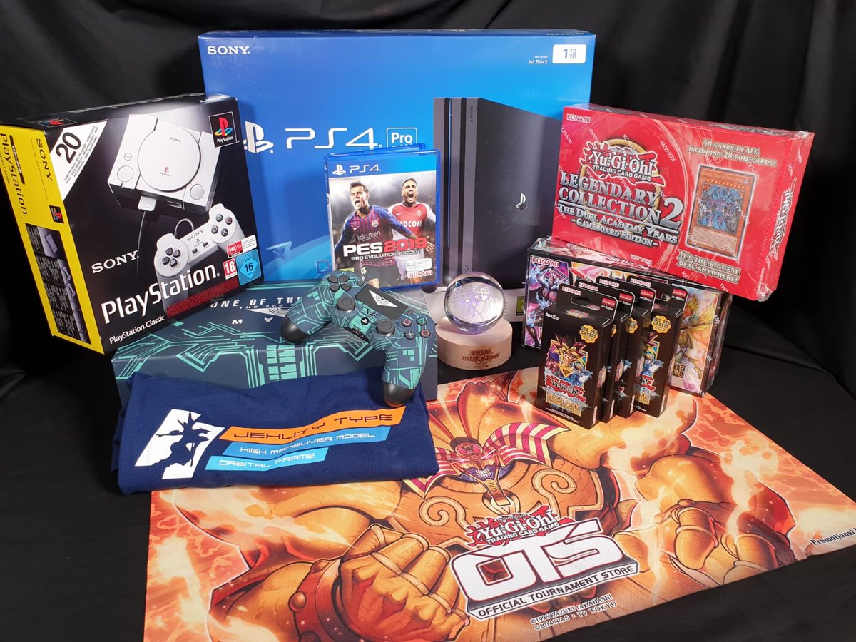 KONAMIFR's tweet image. 🎁 Sinon, cette année on a décidé de concurrencer directement le Père Noël 🎅🏻. Je crois que vous n'êtes pas prêts pour ce qui arrive... Si? 😏🤔 #SantaKonami