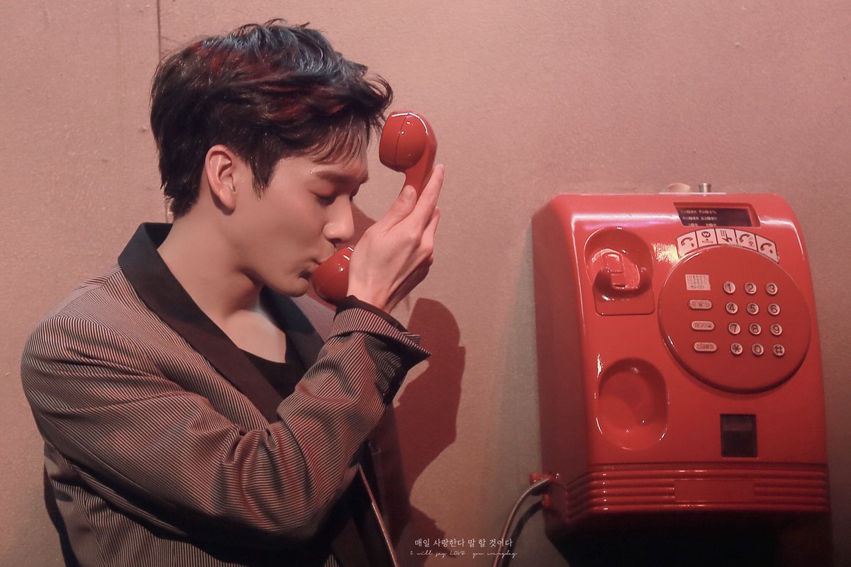 baekho_tiger's tweet photo. พี่ร่อนคะ อย่ากินโทรศัพท์ค่ะ น่ารักไปแล้ววว มีเสน่ห์มาก สเตจนี้ #ARON #DoubleYouFinalinSeoul #DOUBLEYOU_FINAL #NUEST_W https://t.co/A4XrBgsaRb