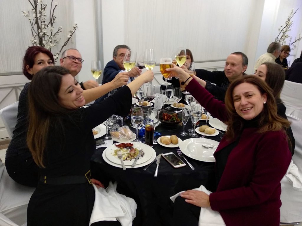 MiradasViajeras's tweet photo. Llega la #Navidad y las familias se juntan... Y así lo hicimos anoche con el Grupo @RVEDIPRESS. Celebramos la #CenadeNavidad y brindamos por un 2019 lleno de proyectos, como compañeros, como equipo, unidos, como personas que luchan por un objetivo común. ¡Gracias por esta noche! https://t.co/spdinYaaqy