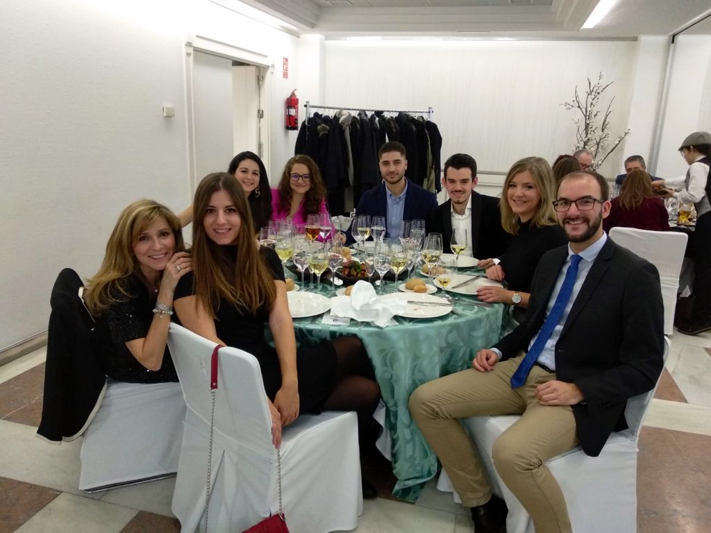 MiradasViajeras's tweet photo. Llega la #Navidad y las familias se juntan... Y así lo hicimos anoche con el Grupo @RVEDIPRESS. Celebramos la #CenadeNavidad y brindamos por un 2019 lleno de proyectos, como compañeros, como equipo, unidos, como personas que luchan por un objetivo común. ¡Gracias por esta noche! https://t.co/spdinYaaqy