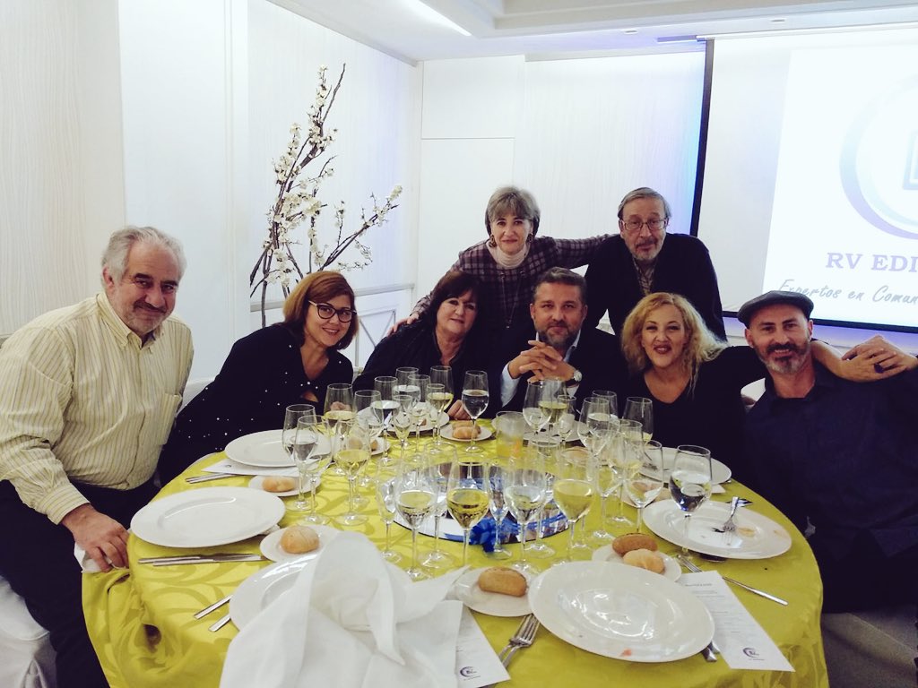MiradasViajeras's tweet photo. Llega la #Navidad y las familias se juntan... Y así lo hicimos anoche con el Grupo @RVEDIPRESS. Celebramos la #CenadeNavidad y brindamos por un 2019 lleno de proyectos, como compañeros, como equipo, unidos, como personas que luchan por un objetivo común. ¡Gracias por esta noche! https://t.co/spdinYaaqy
