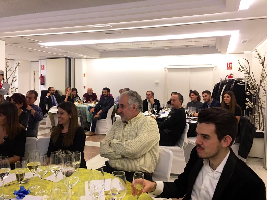 MiradasViajeras's tweet photo. Llega la #Navidad y las familias se juntan... Y así lo hicimos anoche con el Grupo @RVEDIPRESS. Celebramos la #CenadeNavidad y brindamos por un 2019 lleno de proyectos, como compañeros, como equipo, unidos, como personas que luchan por un objetivo común. ¡Gracias por esta noche! https://t.co/spdinYaaqy
