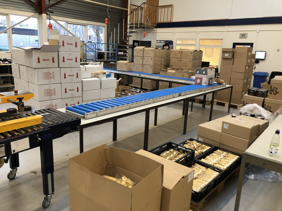 De werkdag zit erop voor vandaag. Weer 30 pallets #kerstpakketten klaar en 60.000 seals. Alles klaar voor een nieuwe ronde as maandag