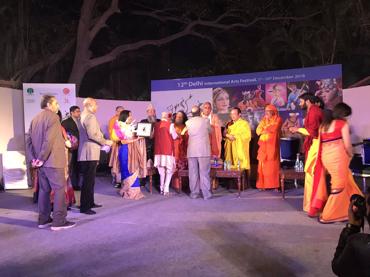 LoveDIAF's tweet photo. ##DIAF2018 #PoornaKalash #Kumbh Grateful thanks to all spiritual #gurus #artistes #speakers #sponsors @MinOfCultureGoI @TexMinIndia @incredibleindia @CraftsMuseum @igncakd 🙏🙏🙏 @PrathibhaP https://t.co/Fy5VWKK7Ff