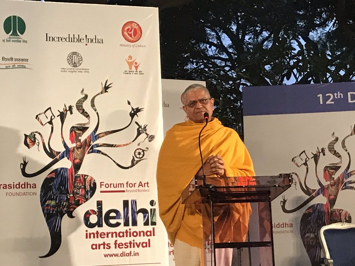 LoveDIAF's tweet photo. ##DIAF2018 #PoornaKalash #Kumbh Grateful thanks to all spiritual #gurus #artistes #speakers #sponsors @MinOfCultureGoI @TexMinIndia @incredibleindia @CraftsMuseum @igncakd 🙏🙏🙏 @PrathibhaP https://t.co/Fy5VWKK7Ff