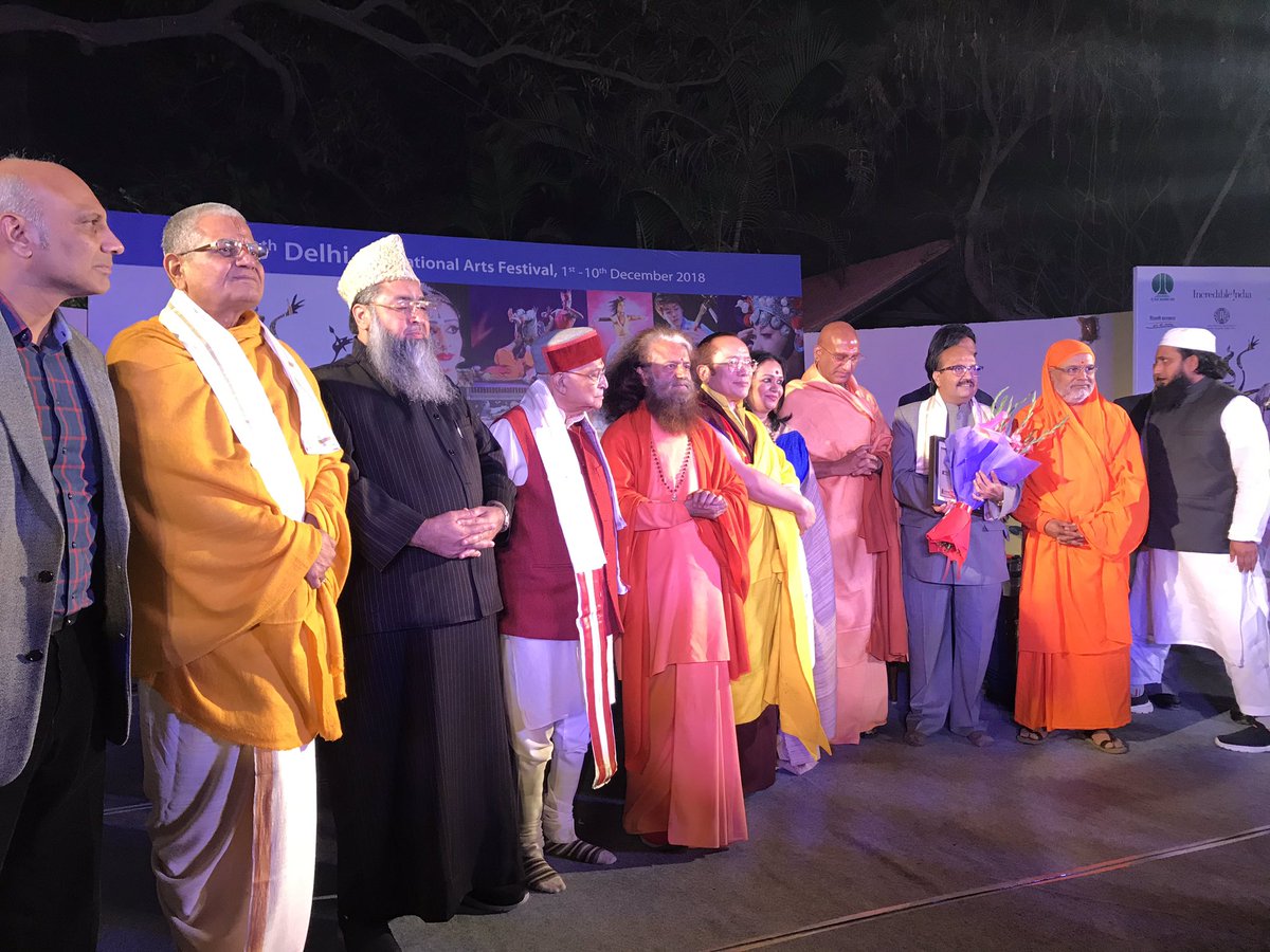 LoveDIAF's tweet photo. ##DIAF2018 #PoornaKalash #Kumbh Grateful thanks to all spiritual #gurus #artistes #speakers #sponsors @MinOfCultureGoI @TexMinIndia @incredibleindia @CraftsMuseum @igncakd 🙏🙏🙏 @PrathibhaP https://t.co/Fy5VWKK7Ff