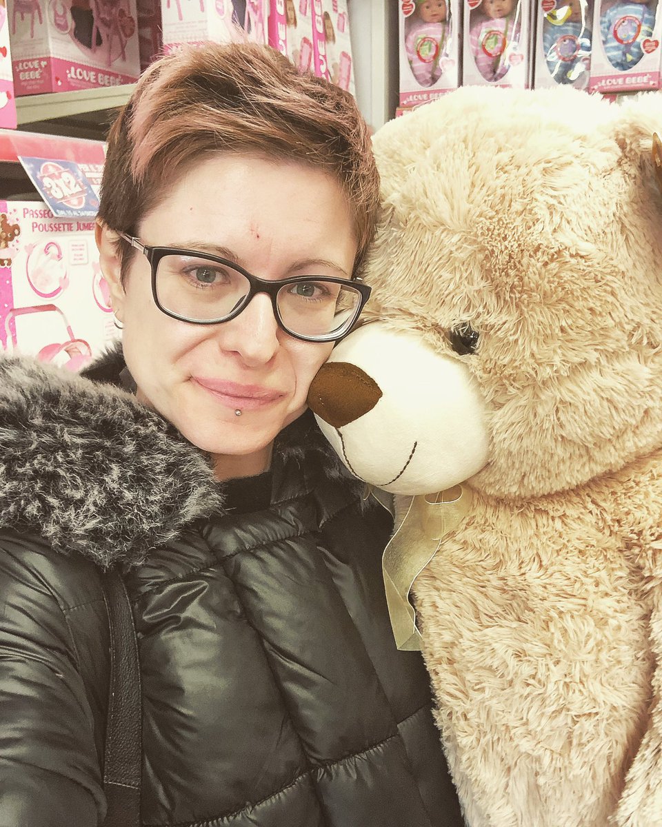 Chiara_Bonati's tweet photo. Lo sapevo io che non dovevo entrare da #ToysCenter 🙈
Ora in famiglia siamo uno in più 😍
#QualcunoHaDettoOrsetto? #QuandoLeDimensioniContano #NewFriend #ABigOne #CercasiNome #SuaMorbidezza #CoccoleTime https://t.co/APQnibkQ4X