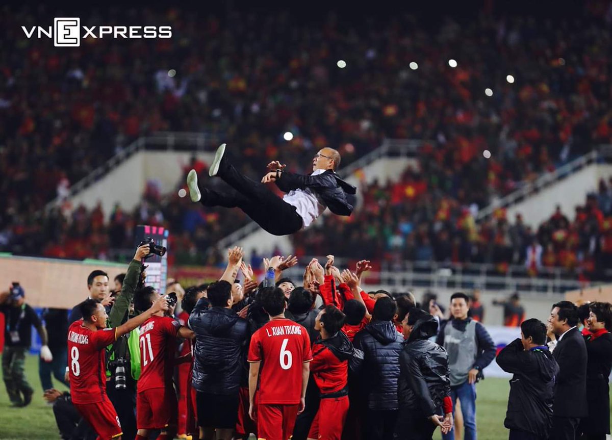 tholovesfood's tweet photo. THANK YOU SIR, THANK YOU!!! 🇰🇷🇻🇳⚽🇰🇷🇻🇳⚽🇰🇷🇻🇳⚽
#VietNamVoDich #ParkHangSeo  #WeAreTheChampion #AFFcup2018 #AFFsuzukiCup2018 #Vietnam #TheChampion #Soccer #Football https://t.co/EbDpp5BmPI