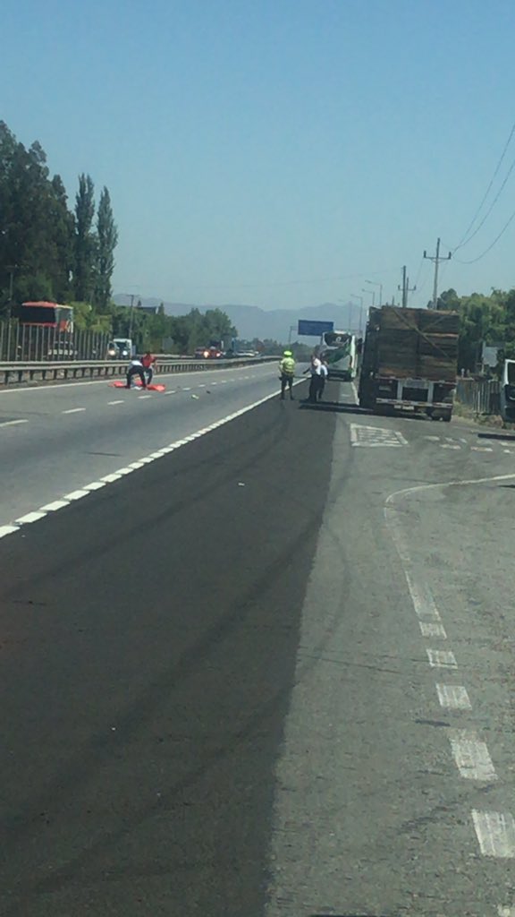 Intenso operativo policial por conductor en camión 3/4 que atropelló a Carabinero el cuál falleció en el lugar y se da a la fuga, Ruta 5 Sur Km 50 dirección al norte en Paine, Precaución por procedimiento de Emergencia <a href="/biobio/">BioBioChile</a> <a href="/IEC_CHILE/">Informes de Emergencias Chile</a> <a href="/chile_accidente/">Accidente Chile</a> @CD3EHH <a href="/buinalerta/">Buin Alerta y más</a>