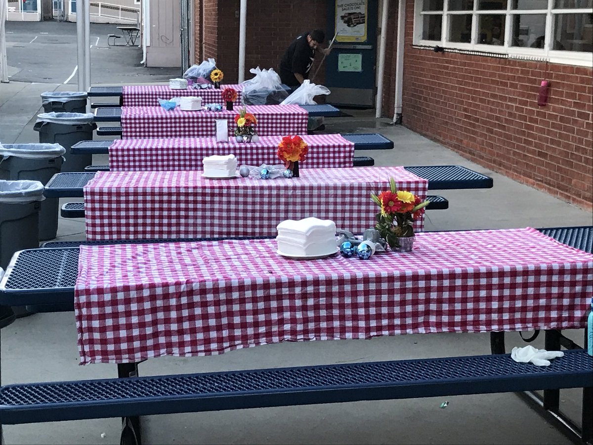 munkyt's tweet image. Santa and waffles getting ready @ChaseTigers @CajonValleyUSD #cvef