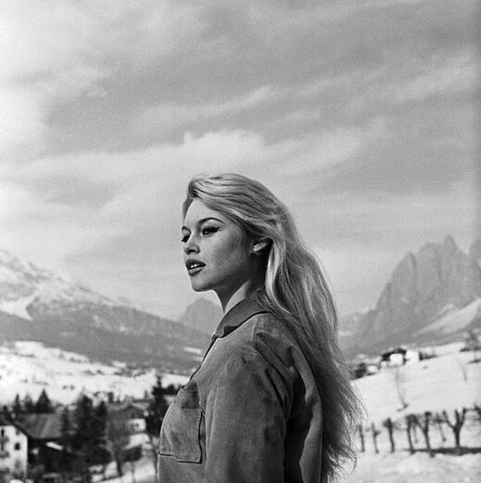 Brigitte Bardot Dud55eeW0AAqFzz