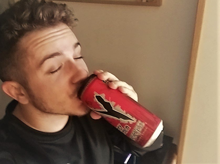 Eneryeti_es's tweet photo. Disfrutando de un Eneryeti Cofy Cola después de comer para comerte la tarde y a tus adversarios de juego!
A por todas!!
#LaEnergíaDelRayo, #virtualteames, #VirtualFamily, #GoVRTL #Eneryeti #bebida #energética #drink #energydrink #energía https://t.co/FjXvStn1T4