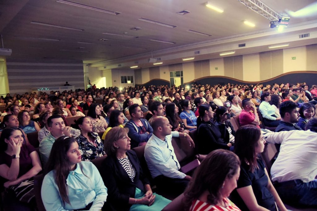 Pastormao's tweet photo. En APC Live vivimos experiencias que dejan huellas en el corazón cuando compartimos con tantas personas A Puerta Cerrada.
.
#devocionalapc #pastormao #apclive #apccloser https://t.co/bqyqyayKEI