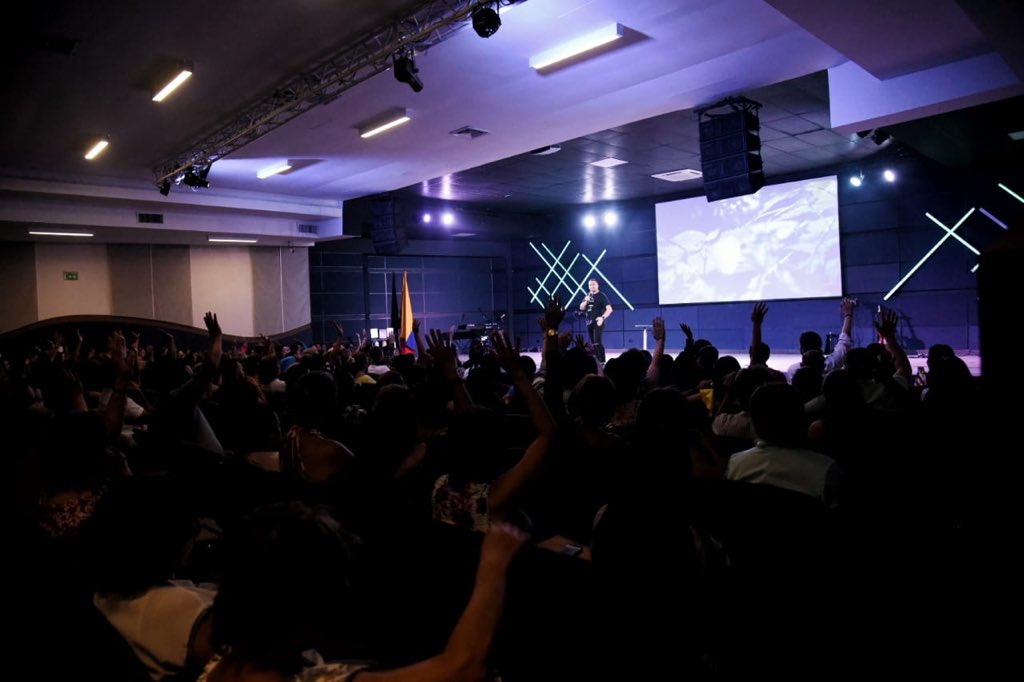Pastormao's tweet photo. En APC Live vivimos experiencias que dejan huellas en el corazón cuando compartimos con tantas personas A Puerta Cerrada.
.
#devocionalapc #pastormao #apclive #apccloser https://t.co/bqyqyayKEI