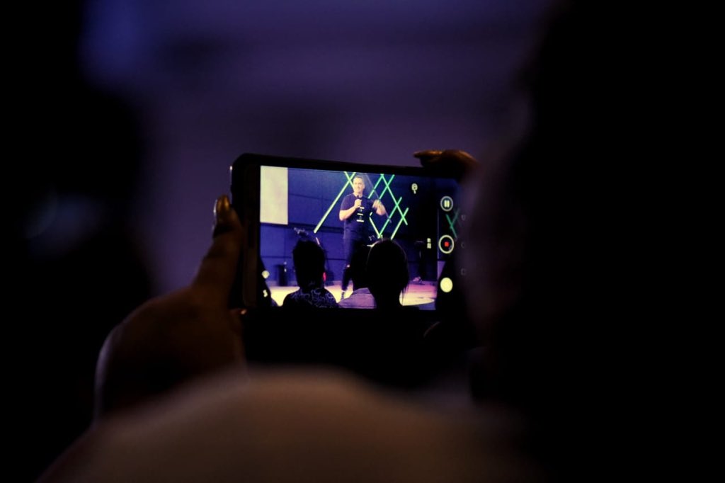 Pastormao's tweet photo. En APC Live vivimos experiencias que dejan huellas en el corazón cuando compartimos con tantas personas A Puerta Cerrada.
.
#devocionalapc #pastormao #apclive #apccloser https://t.co/bqyqyayKEI