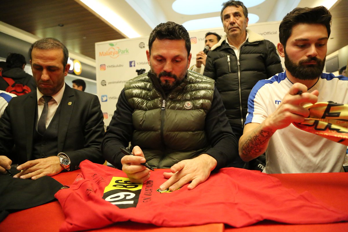YMSkulubu's tweet photo. Kulüp başkanımız Adil Gevrek, teknik direktörümüz Erol Bulut, sportif direktörümüz Ali Ravcı ile oyuncularımız Murat Akça, Murat Yıldırım, Fabien Farnolle ve Eren Tozlu imza gününde taraftarımızla bir araya geldi. 
#EvkurYeniMalatyaspor
#YeniMalatyasporTv https://t.co/JD5anQwHsa