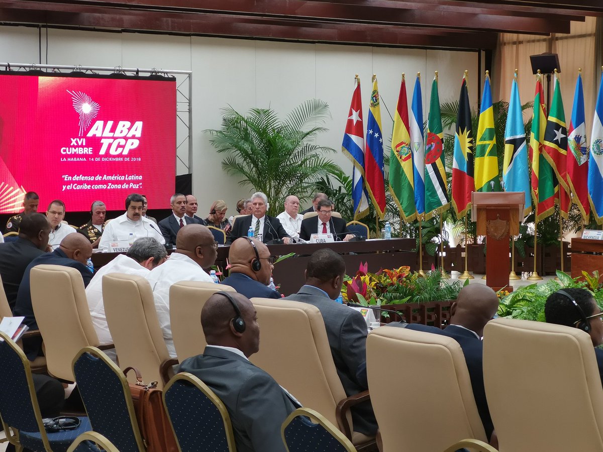 Nada reconforta y alegra más que el abrazo de los hermanos. #Cuba abrió sus brazos a los líderes de América Latina y el Caribe reunidos en La Habana. No hay naciones pequeñas si sus pueblos entienden y asumen el desafío de unirse para convertirse en gigantes #AlbaEsFuturo