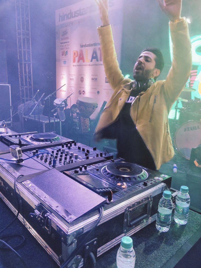 PalateFest's tweet photo. The night is still young at #HTPalateFest with @DJNYK #DelhiMusic #MusicalNight #bollywood #MusicScenes #Saturday #LiveConcert #SaturdayNight https://t.co/xawfQIwWjo